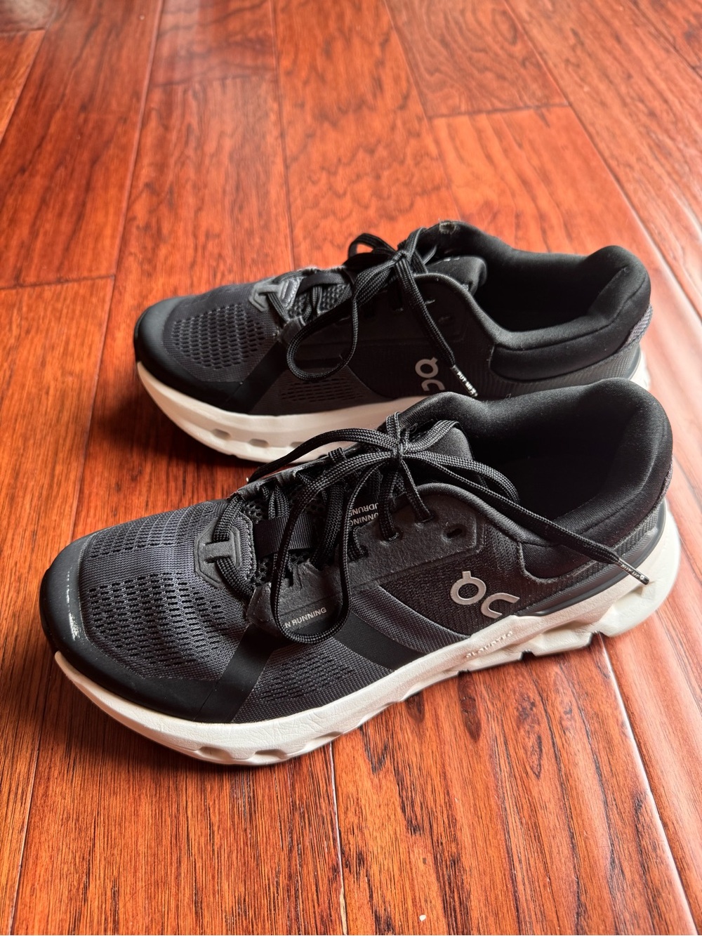 On Cloud Runner 2 Women’s Sz 8 Black White Running Shoes Sneakers Athleisure Gym